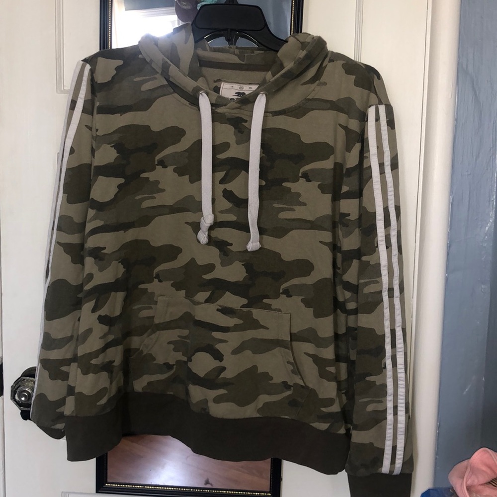 Green camo hoodie, with fashionable strips on arm area